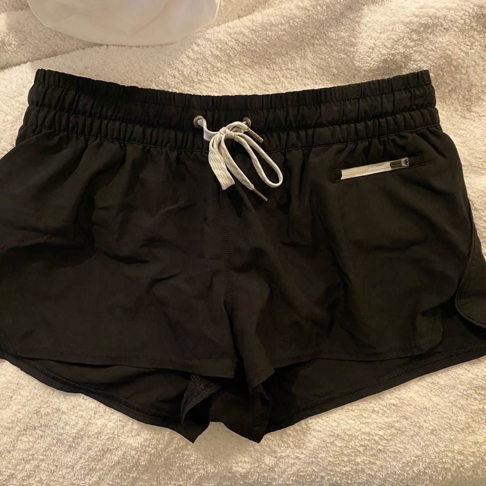 Women’s Vuori black athletic shorts with liner